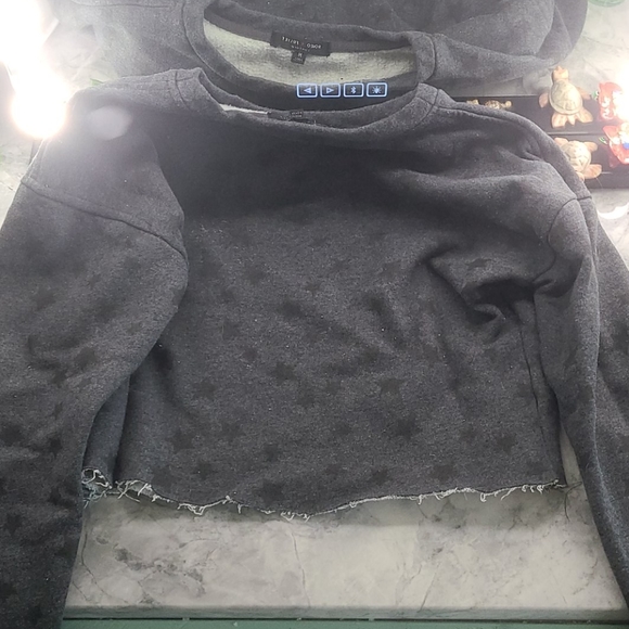 Swetahsirt crop top with stars - Picture 4 of 4